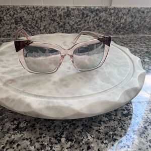 Chic Pink Sunglasses with Gradient Lenses and Modern Design